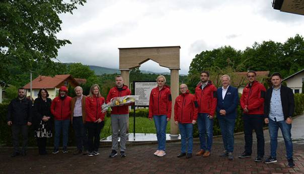 Delegacija 'Merhameta' odala počast žrtvama zločina u selu Biljani