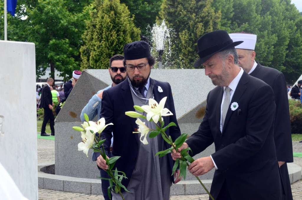 Delegacija Muslimansko - jevrejskog vijeće položila cvijeće na spomen obilježja u Potočarima