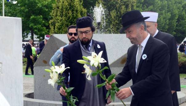 Delegacija Muslimansko - jevrejskog vijeće položila cvijeće na spomen obilježja u Potočarima