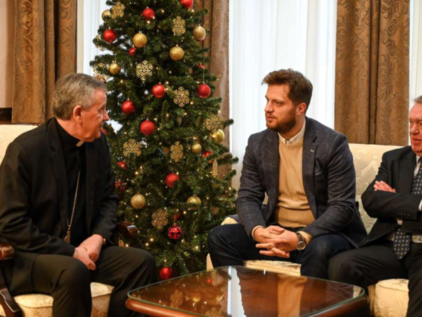 Delegacija Općine Stari Grad u božićnoj posjeti nadbiskupu Vukšići i gvardijanu Radiću