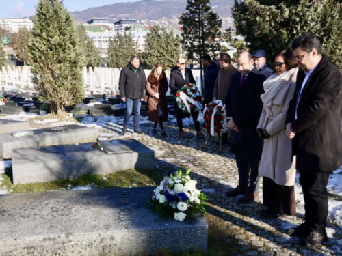 Delegacije Grada Sarajeva, KS i OK BiH odale počast Anti Sučiću