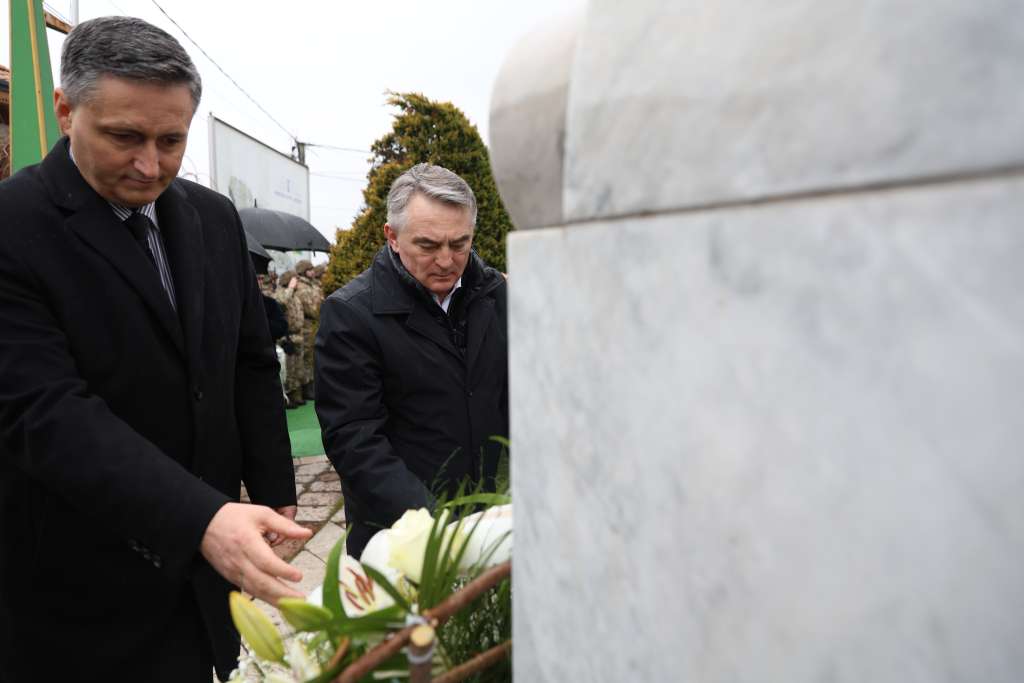 Delegacije položile cvijeće i odale počast na Šehidskom mezarju Kovači