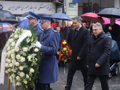 Foto: Delegacije položile cvijeće kod Vječne vatre