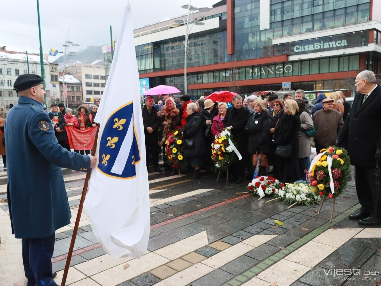Položeno cvijeće na Spomen-obilježje ubijenoj djeci opkoljenog Sarajeva 1992-1995.