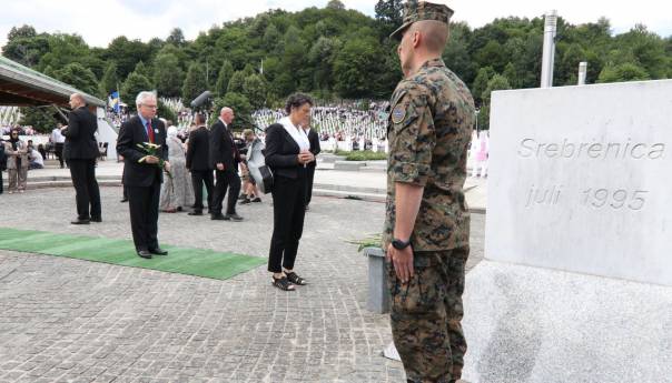 Delegacije položile cvijeće u MC Potočari