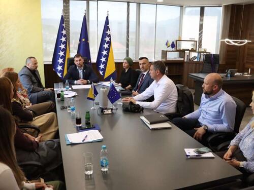 Delić sa predstavnicima lokalnih vlasti o rješavanju stambenog pitanja djece rođene zbog rata