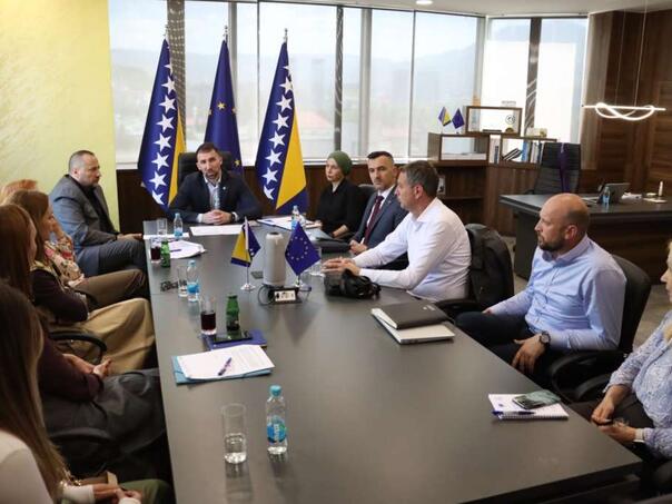 Delić sa predstavnicima lokalnih vlasti o rješavanju stambenog pitanja djece rođene zbog rata