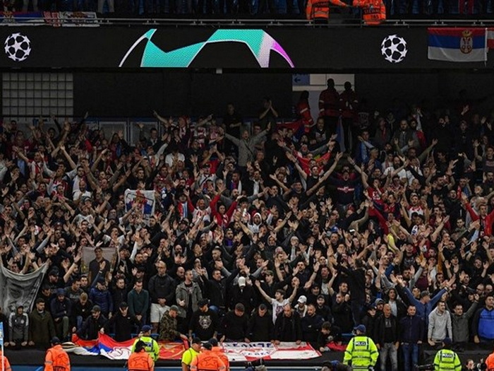 Delije u Manchesteru uništile minutu šutnje za desetke hiljada poginulih