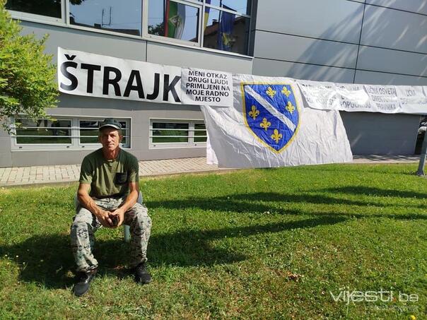 Demobilisani borac štrajkuje u Srebreniku, otpustili ga i primili drugog
