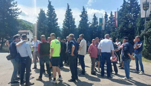 Demobilisani borci protestima pred zgradom Vlade BPK-a traže poboljšanje statusa