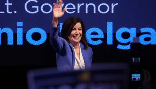 Demokrata Kathy Hochul je prva žena izabrana za guvernera New Yorka