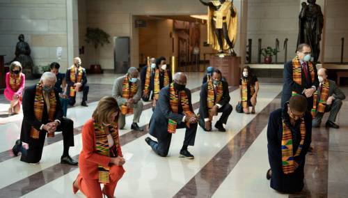 Demokrati u američkom Kongresu klečali za Floyda