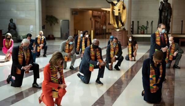 Demokrati u američkom Kongresu klečali za Floyda