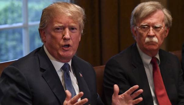 Demokrati zahtjevaju svjedočenje Boltona na saslušanju o opozivu Trumpa