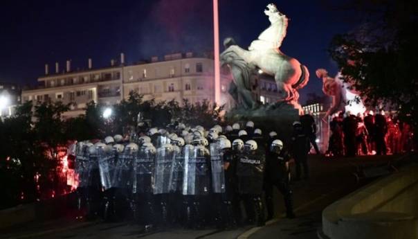 Demonstrant uboden nožem ispred Skupštine Srbije, bačen suzavac