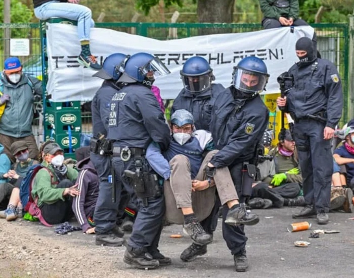 Demonstranti ispred Tesline tvornice se sukobili s policijom, pokušali i upasti u pogon