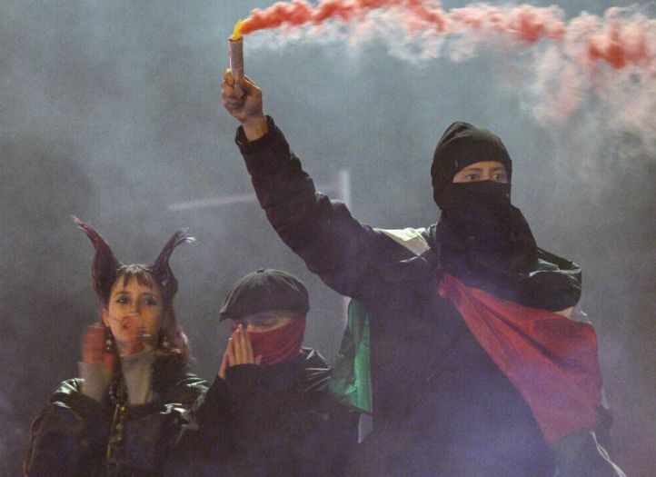 Demonstranti opljačkali prodavnicu oružja u Frankfurtu: Dramatični snimci