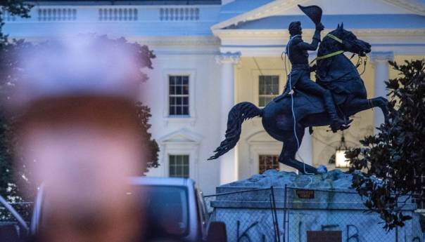 Demonstranti pokušali srušiti kip Andrewa Jacksona kod Bijele kuće