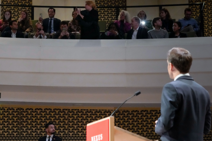 Demonstranti prekidali Makronov govor u Hagu, on se nadvikivao s njima