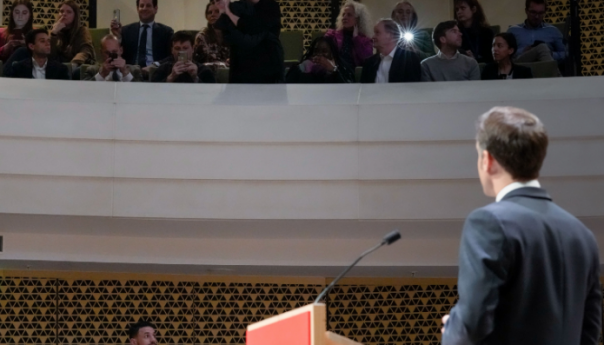 Demonstranti prekidali Makronov govor u Hagu, on se nadvikivao s njima