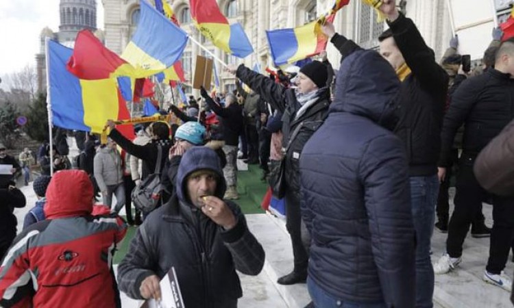 Demonstranti protiv Covid-potvrda pokušali nasilno ući u rumunski parlament