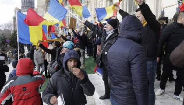 Demonstranti protiv Covid-potvrda pokušali nasilno ući u rumunski parlament