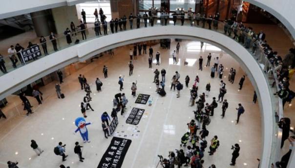 Demonstranti se okupili u tržnom centru u Hong Kongu