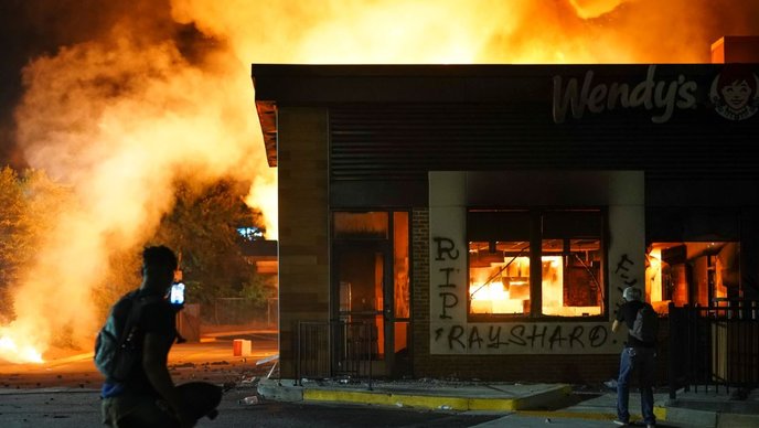 Demonstranti spalili restoran u kojem je policija ubila Afroamerikanca