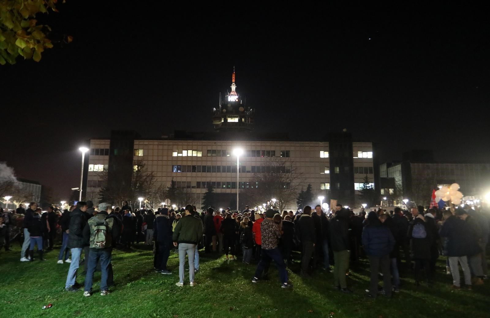 Demonstranti stigli pred HRT, policija im ne dozvoljava ulazak