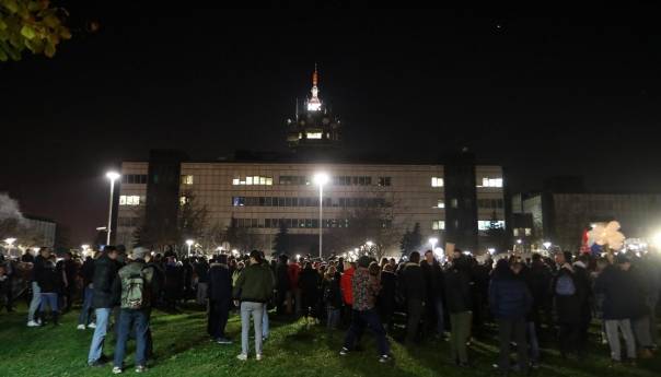 Demonstranti stigli pred HRT, policija im ne dozvoljava ulazak