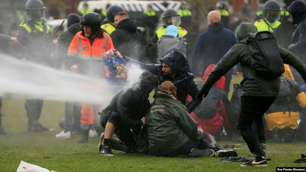 Demonstranti u Holandiji zapalili centar za testiranje