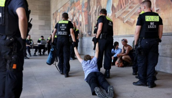 Demonstranti zalijepili šake za cestu u Berlinu zbog G7: Otpišite dug siromasima