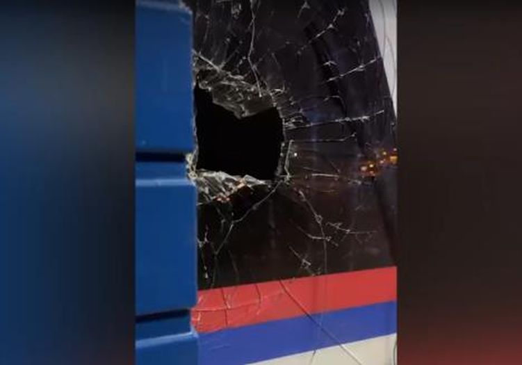 Demostranti polupali stakla na prostorijama Vučićeve stranke
