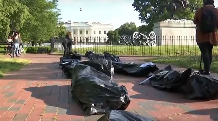 Demostranti  poredali mrtvačke vreće ispred Bijele kuće