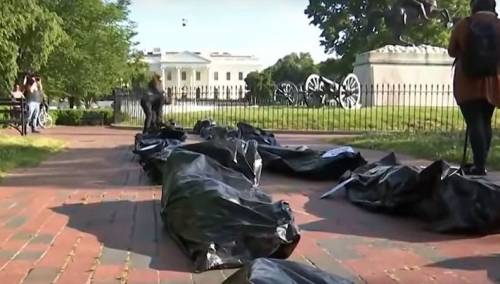 Demostranti poredali mrtvačke vreće ispred Bijele kuće