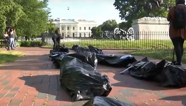 Demostranti poredali mrtvačke vreće ispred Bijele kuće