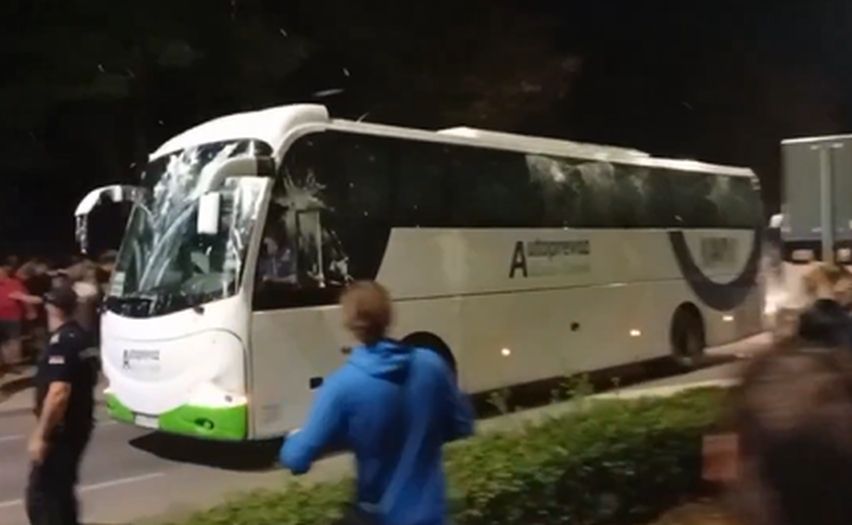 Demostranti u Srbiji jajima zasuli autobus s Vučićevim pristalicama