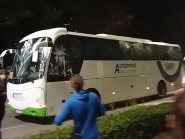 Demostranti u Srbiji jajima zasuli autobus s Vučićevim pristalicama