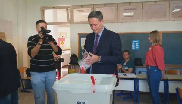 Denis Bećirović glasao u Tuzli