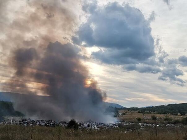 Deponija u Drvaru gori sedam dana, dim i mirisi muče stanovništvo