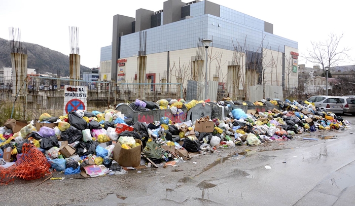 Deponija Uborak i dalje u blokadi: Ulice Mostara zatrpane smećem