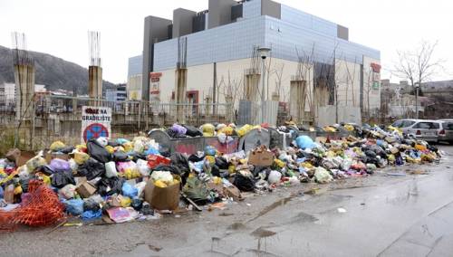 Deponija Uborak i dalje u blokadi: Ulice Mostara zatrpane smećem