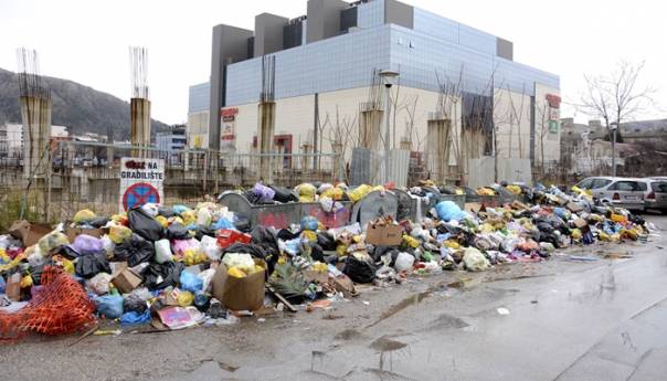 Deponija Uborak i dalje u blokadi: Ulice Mostara zatrpane smećem
