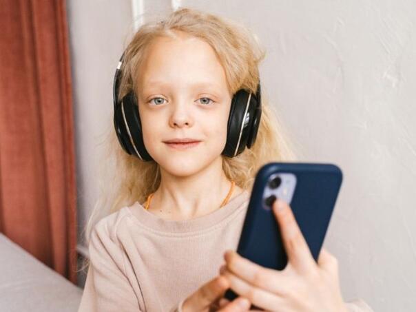 Deset minuta mobitela u ruci može uzrokovati promjene u dječjem mozgu