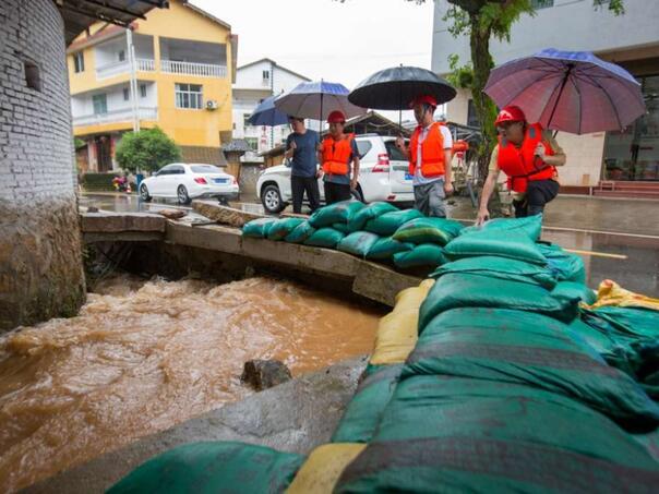Deset nestalih u poplavama na jugu Kine, sjever trpi rekordnu vrućinu