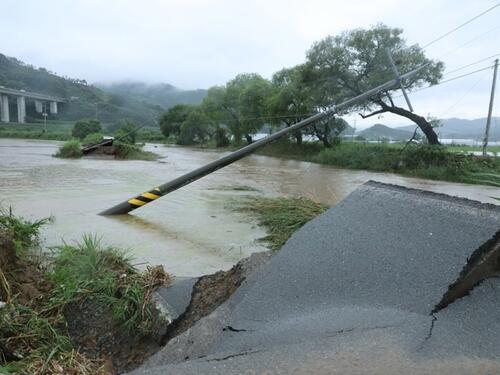 Deset poginulih i devet nestalih u poplavama i odronima u Južnoj Koreji