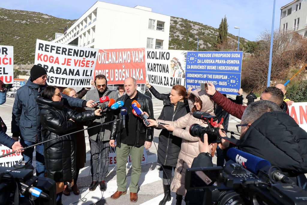 Desetak aktivista na prosvjedima u Neumu