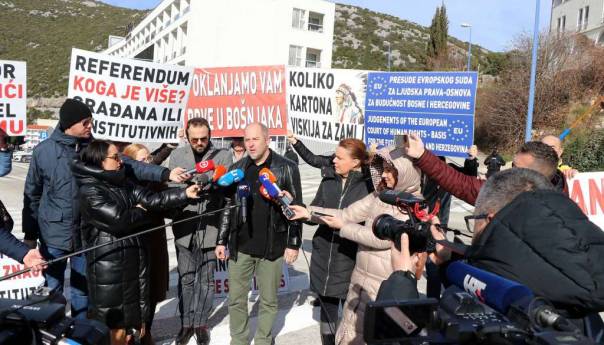 Desetak aktivista na prosvjedima u Neumu
