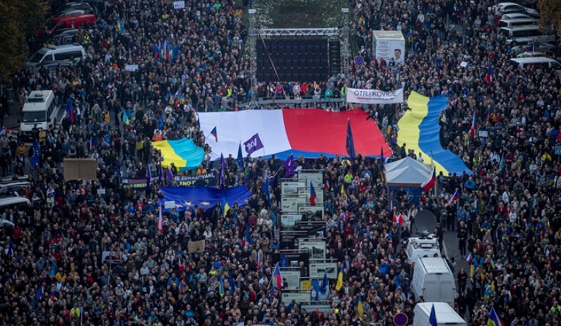 Desetine hiljada Čeha protestovali u znak podrške Ukrajini