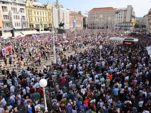 Desetine hiljada ljudi na protestu u Zagrebu: "Hulje, izdajice!"